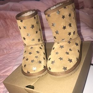 • Worn once, Comes with box •UGGS Toddler Boots / Size 11